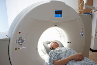 Zdjęcie osoby wykonującej tomografię komputerową
