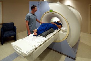 Zdjęcie osoby wykonującej badanie MRI